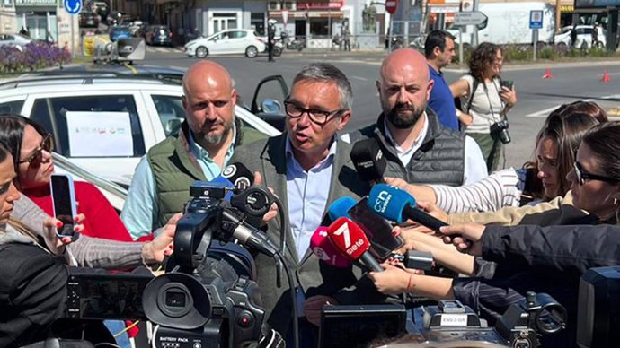 El portavoz de Vox en el Parlamento andaluz, Manuel Gavira, atiende a los medios en Almería.