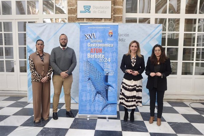 La presidenta de la Diputación de Cádiz, Almudena Martínez (2d), preside la foto de la presentación de la programación de la 16 Semana Gastronómica del Atún de Barbate. 