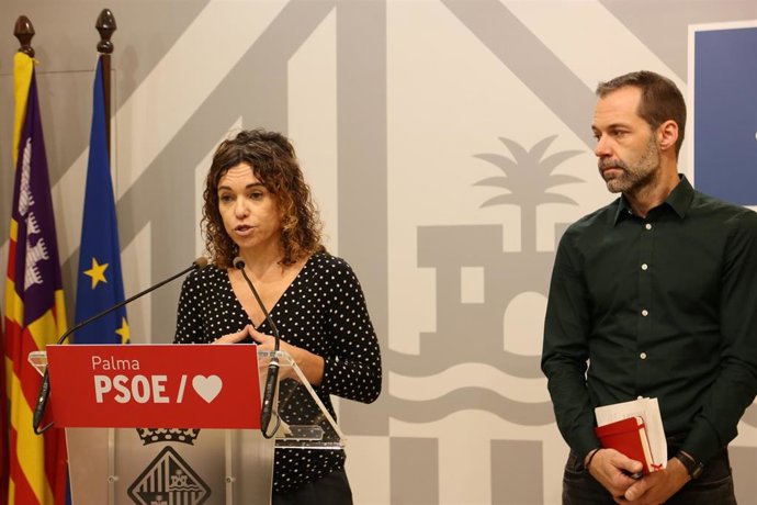 La portavoz del PSIB en el Ayuntamiento de Palma, Rosario Sánchez, y el regidor del PSIB Francisco Ducrós.