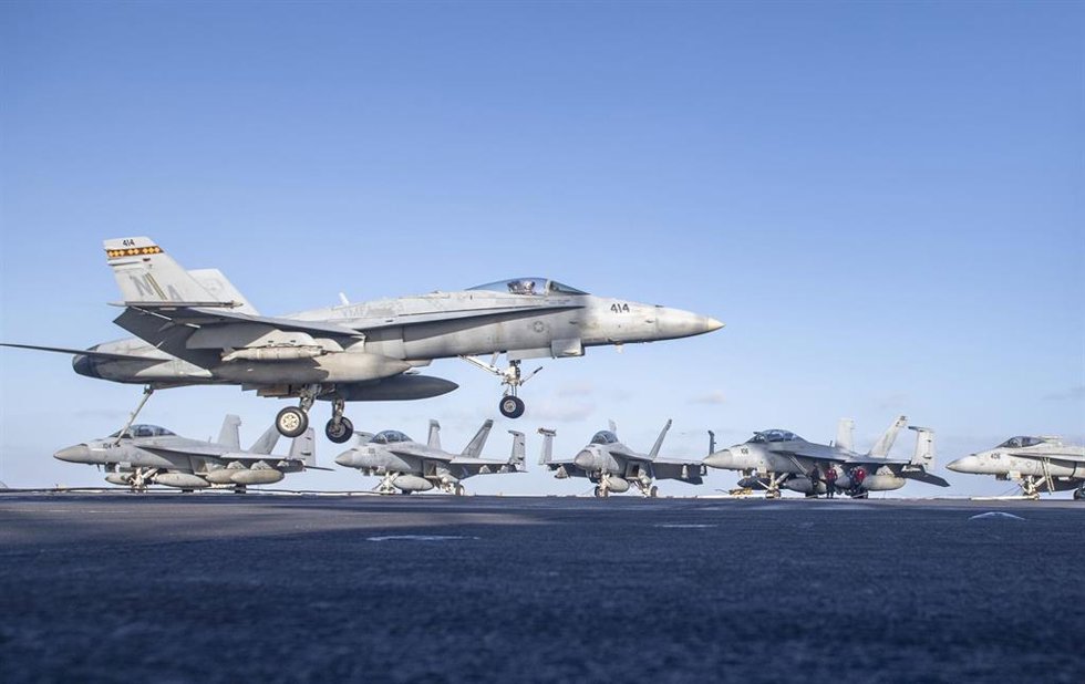 Archivo - Un F/A-18 Hornet de la Armada de EEUU aterriza en el portaaeronaves 'USS Nimitz' en aguas del océano Índico (archivo)