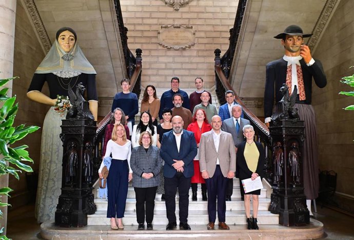 Los once funcionarios que han tomado posesión de su puesto en el Ayuntamiento de Palma, junto al alcalde, Jaime Martínez, y los concejales, Mercedes Celeste y Óscar Fidalgo.