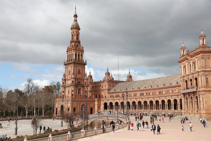 Turistas visitan la Plaza de España