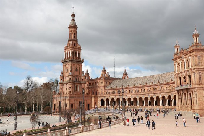 Turistas visitan la Plaza de España. A 26 de febrero de 2024, en Sevilla (Andalucía, España). El alcalde de Sevilla, José Luis Sanz, ha propuesto el cierre de la Plaza de España y cobrar una entrada a los turistas para así "financiar su conservación" y 