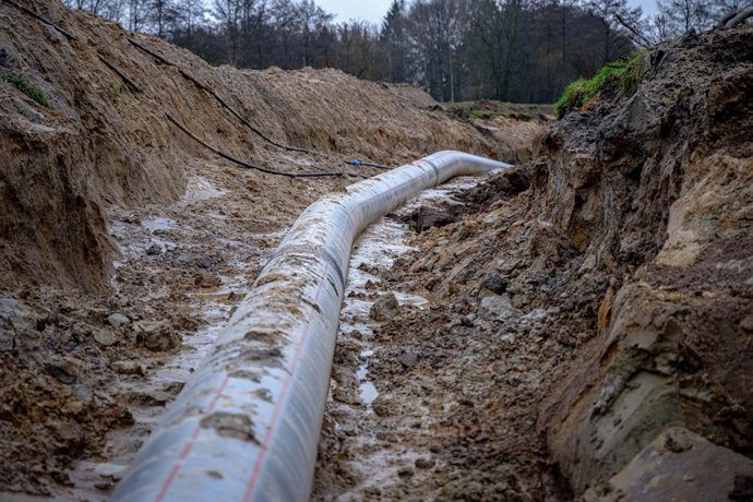 Archivo - 14 December 2023, Lower Saxony, Westerstede: A connecting pipeline for the LNG terminal in Wilhelmshaven. 