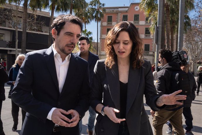 La presidenta de la Comunidad de Madrid, Isabel Díaz Ayuso, y el alcalde de Castelldefels, Manuel Reyes, conversan durante una visita por Castelldefels, a 12 de marzo de 2024, en Castelldefels