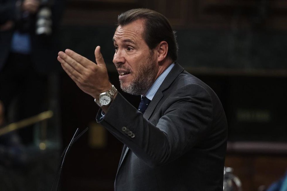 Archivo - El ministro Óscar Puente en un debate parlamentario 