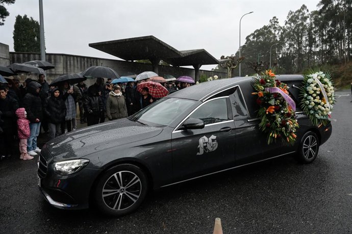 Archivo - Un coche fúnebre a su llegada al entierro del joven de 22 años que fue apuñalado en una reyerta el día de Nochebuena, en el cementerio de Santa Cecilia de Feáns, a 27 de diciembre de 2023, en A Coruña, Galicia (España). 