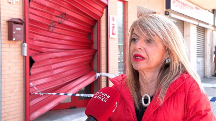 La secretaria general del PSOE de Almendralejo, Piedad Álvarez, en la puerta de la sede del partido.