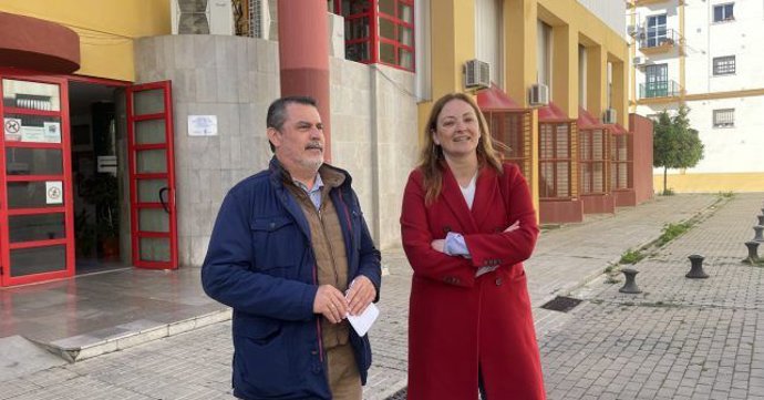 El adjunto a la Secretaría de Política Municipal del PSOE de Huelva, Jesús Ferrera, y la viceportavoz del Grupo Municipal Socialista en el Ayuntamiento de Huelva, María Teresa Flores.