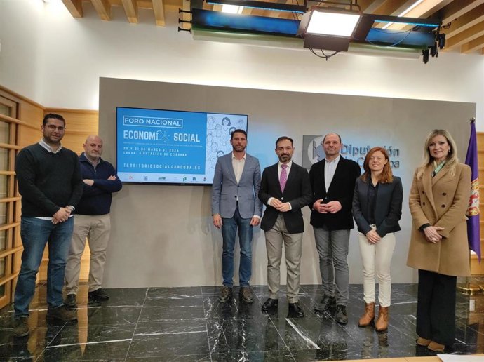 El delegado de Desarrollo Económico, Promoción y Empleo de la Diputación de Córdoba, Félix Romero (cuarto por la dcha.), en la presentación el III Foro Nacional de Economía Social.