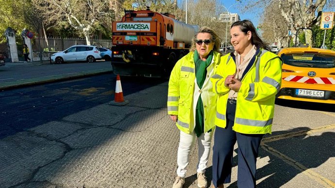 La delegada de Fomento, Articulación del Territorio y Vivienda, Carmen Granados (dcha.), visita las obras.