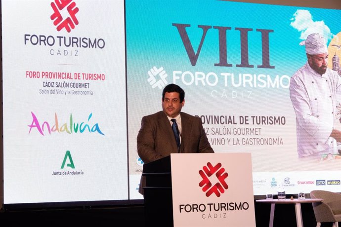 El delegado territorial de Turismo, Cultura y Deporte de la Junta de Andalucía en Cádiz, Jorge Vázquez, en la clausura del VIII Foro Provincial de Turismo de Cádiz en Chiclana.