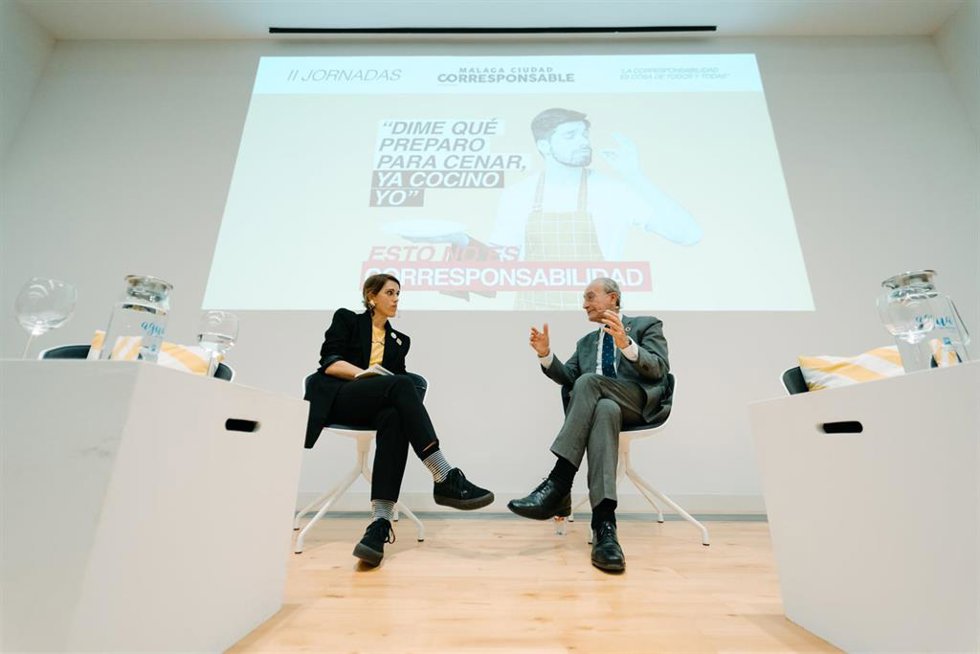 El alcalde, Francisco de la Torre, y la fundadora del Club de Malasmadres y presidenta de la Asociación 'Yo No Renuncio', Laura Baena, en las II jornadas 'Málaga, Ciudad Corresponsable'.