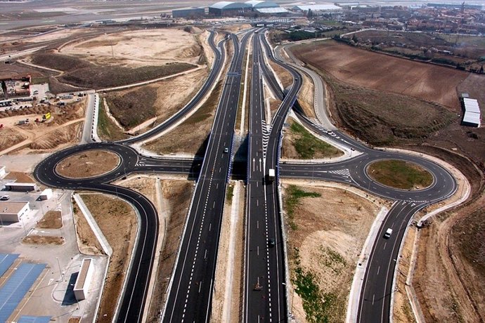 Archivo - Vista de la autopista M-12 Eje Aeropuerto de OHL 