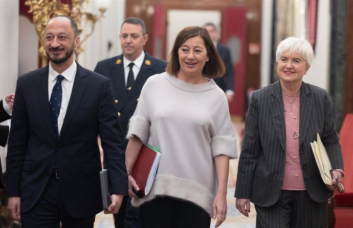 (I-D) El vicepresidente del Congreso, Alfonso Rodríguez Gómez de Celis, la presidenta de Congreso, Francina Armengol, y la secretaria de la Mesa, Isaura Leal