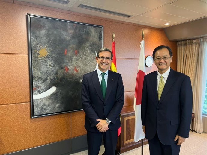 El consejero de Industria, Energía y Minas, Jorge Paradela, junto al embajador de Japón, Takahiro Nakamae