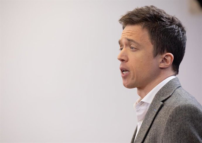 El líder de Más Páis, Iñigo Errejón, durante una rueda de prensa posterior a la Junta de Portavoces, a 27 de febrero de 2024, en Madrid (España).