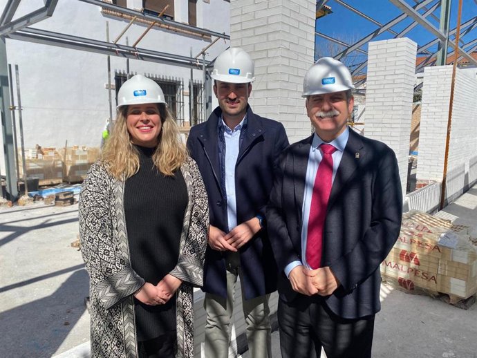 El delegado territorial de Desarrollo Educativo y Formación Profesional de la Junta en Córdoba, José Francisco Viso (dcha.), en su visita a uno de los centros de Villanueva de Córdoba.