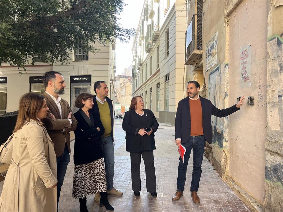 El portavoz socialista en el Ayuntamiento de Málaga, Daniel Pérez, y los concejales del PSOE Mariano Ruiz y Carmen Martín en una convocatoria a medios