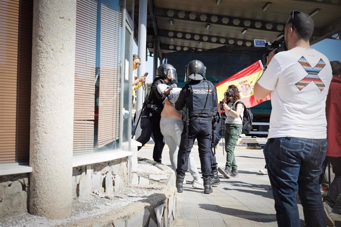 La policía detiene a un hombre en las protestas agrícolas frente al Puerto de Almería. 