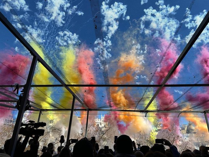 Pirotcnia Crespo dispara una masclet apotesica a colp de trons i fums de colors