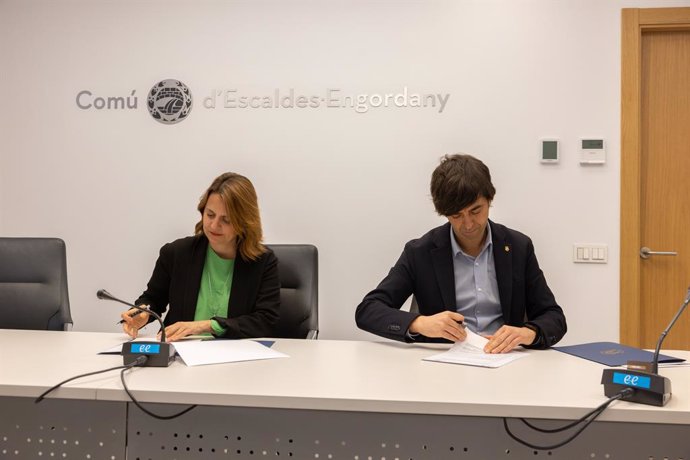 Rosa Gili i Sergi González signant el protocol