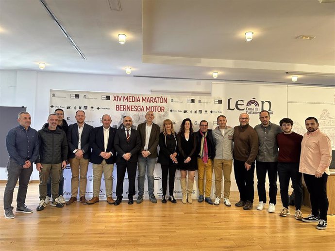 Los organizadores y patrocinadores de la Media Maratón de León.