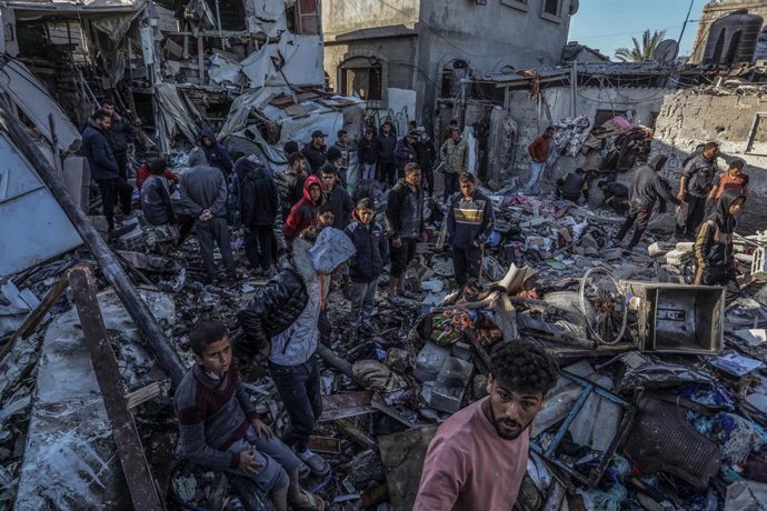 Palestinos inspeccionan una casa tras un ataque aéreo israelí, en la aldea sueca (Al-Ezbah), en Gaza.