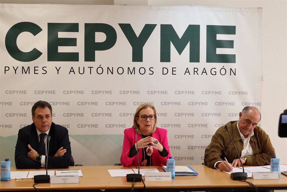 La presidenta de CEPYME Aragón, María Jesús Lorente; el vicepresidente de CEPYME Aragón y presidente de la Federación de Empresas del Metal de Zaragoza, FEMZ, Benito Tesier; y el presidente de CEOE- CEPYME Huesca, Fernando Luna.