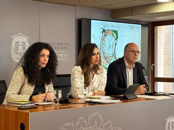 La concejala de Ocupación de Vía Pública del Ayuntamiento de Alicante, Cristina Cutanda, y los portavoces adjuntos del equipo de gobierno Ana Poquet y Manuel Villar