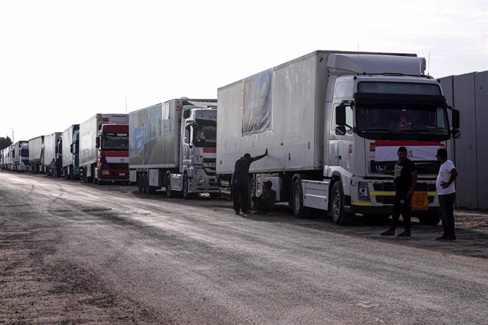 Archivo - Imagen de archivo de varios camiones con ayuda humanitaria esperando para cruzar el paso de Rafá hacia la Franja de Gaza.
