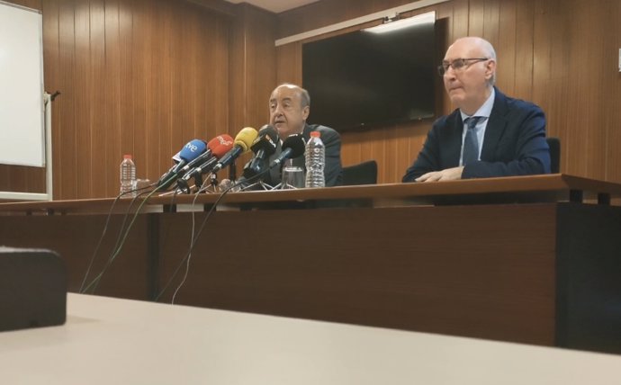 El presidente del TSJC, Jesús María Barrientos (I), junto al presidente de la Audiencia de Tarragona, Joan Perarnau (D)