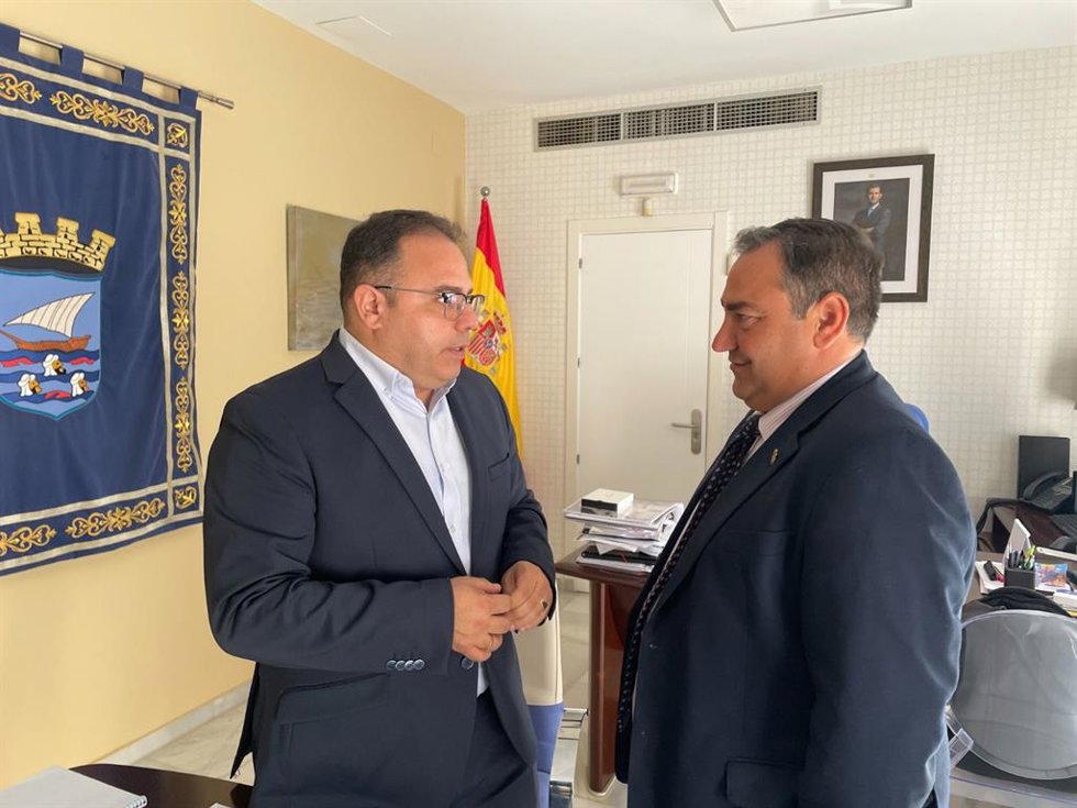 El diputado provincial de Asistencia a Municipios y Emergencias, Eduardo Martos, y el alcalde de Almuñécar (Granada), Juanjo Ruiz Joya.