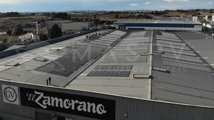 La planta tiene una potencia de 801 kWp 