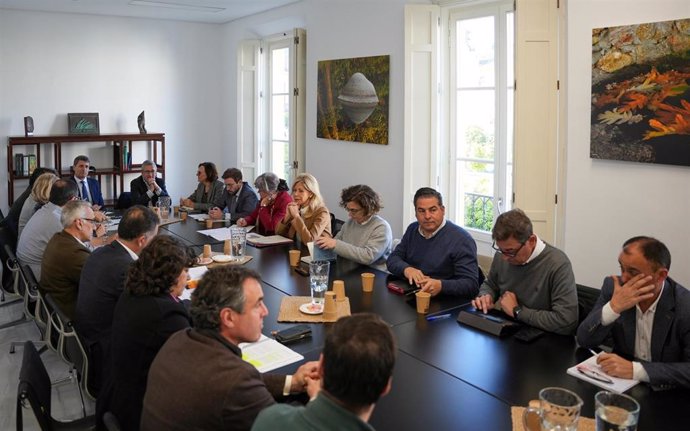 El secretario de Estado de Medio Ambiente, Hugo Morán, durante la reunión con los 14 ayuntamientos del entorno de Doñana para tratar el reparto de fondos previsto en el Marco de Actuaciones para el Parque Nacional.