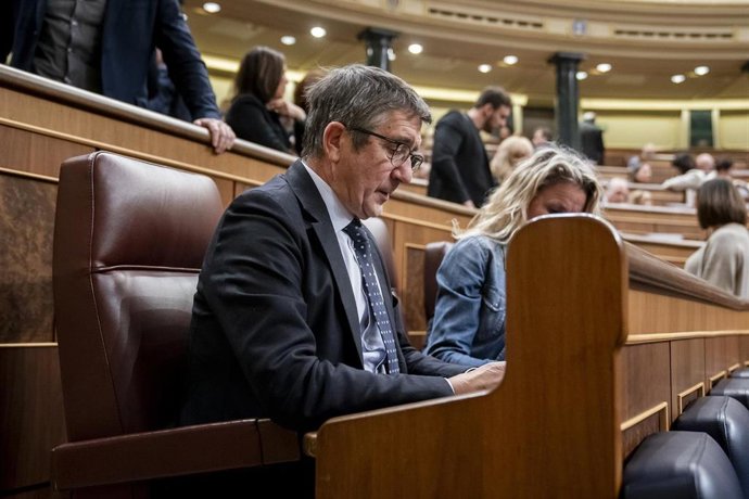 El portavoz del PSOE en el Congros, Patxi López, durante una sesión plenaria, en el Congreso de los Diputados, a 27 de febrero de 2024, en Madrid (España).
