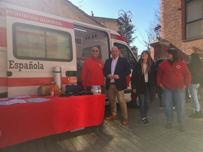 Responsables de Cruz Roja en León, junto al vehículo de avituallamiento a personas sin hogar, en la celebración de la jornada de puertas abiertas.