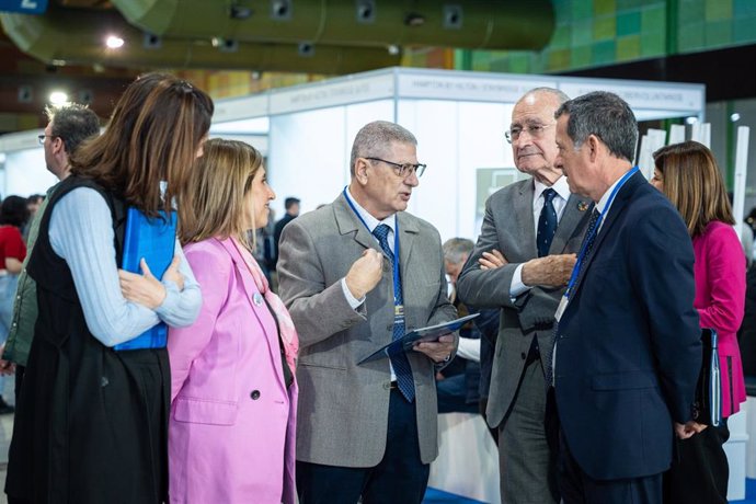 El alcalde de Málaga, Francisco de la Torre, junto a la concejala delegada de Educación y Fomento del Empleo, María Paz Flores, en la Feria del Empleo