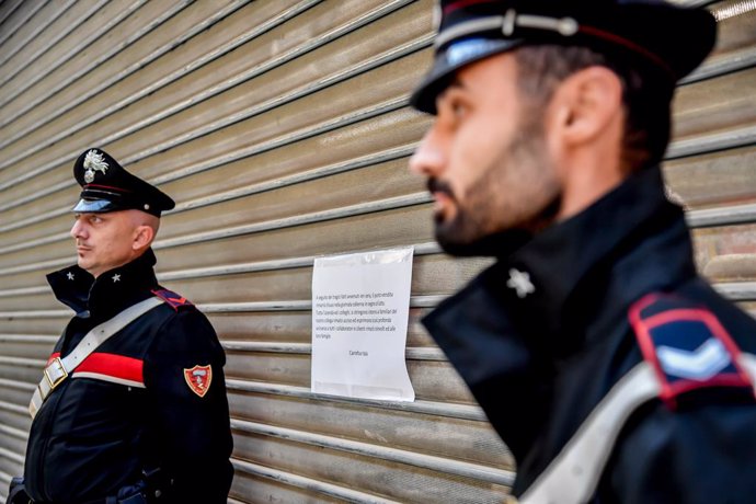 Archivo - 28 October 2022, Italy, Milan: Police stand guard at the mall after a knife attack took place there. A man injured several people and killed an employee during the incident. Photo: Claudio Furlan/LaPresse via ZUMA Press/dpa
