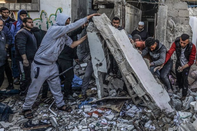 Un grupo de palestinos mueve escombros en la ciudad de Rafá, en el sur de la Franja de Gaza