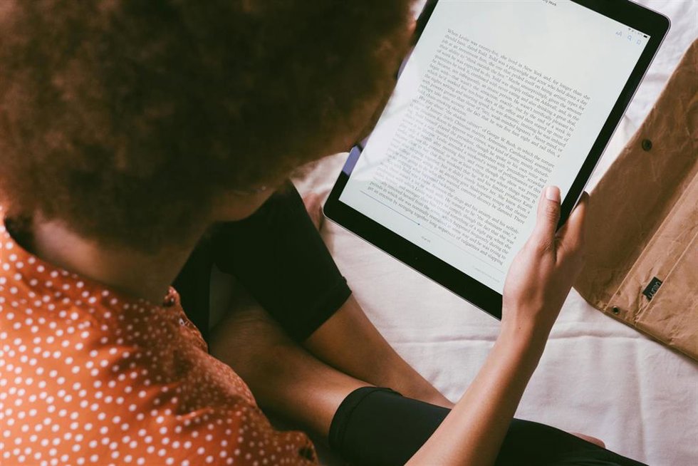 Una persona leyendo un e-book