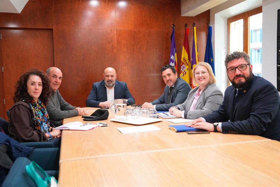 El alcalde de Palma, Jaime Martínez; el de Calvi, Juan Antonio Amengual; el de Marratxí, Jaume Llompart, y la alcaldesa de Llucmajor, Maria Francisca Lascolas, en la reunión.