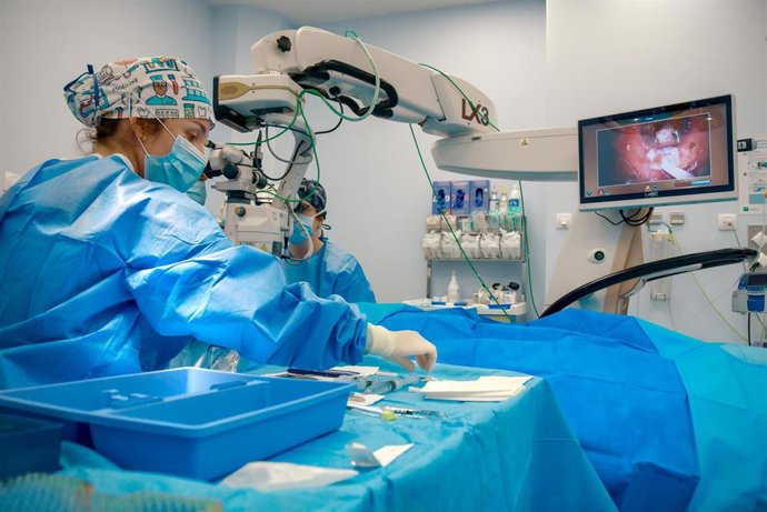 Oftalmólogos del Virgen del Rocío en una consulta del centro hospitalario.