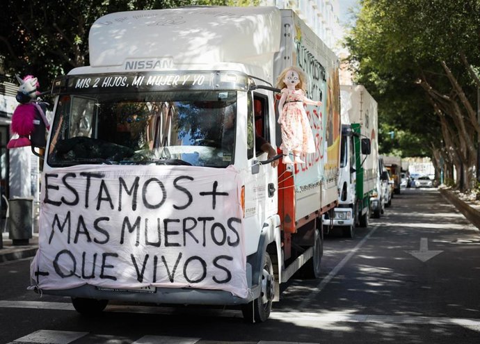 Una caravana de vehículos agrícolas se concentra ante el Puerto de Almería