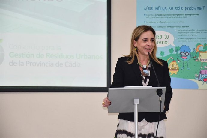 La presidenta de la Diputación de Cádiz, Almudena Martínez, presenta la renovación de la plata de reciclaje de Miramundo, en Medina Sidonia.