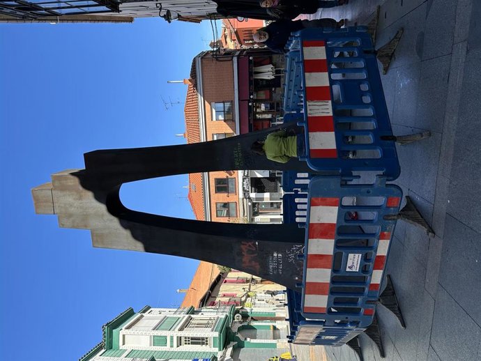 La escultura del Arco Viajero, ubicada en la plaza Torres de Omaña.