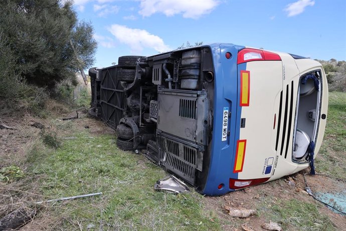 El autobús del Imserso accidentado.