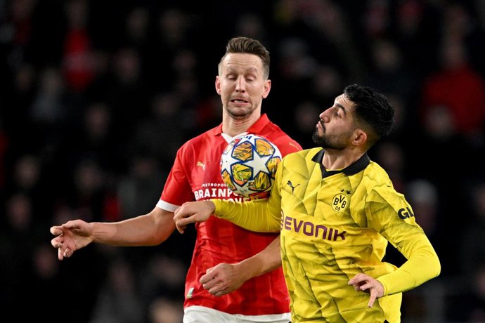 20 February 2024, Netherlands, Eindhoven: Dortmund's Emre Can (R) and Eindhoven's Luuk De Jong battle for the ball during the UEFA Champions League round of 16 first leg soccer match between PSV Eindhoven and Borussia Dortmund at Philips Stadion. Photo: