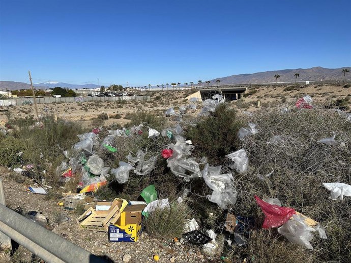 Plásticos en las inmediaciones de los mercadillos de El Alquián en Almería.