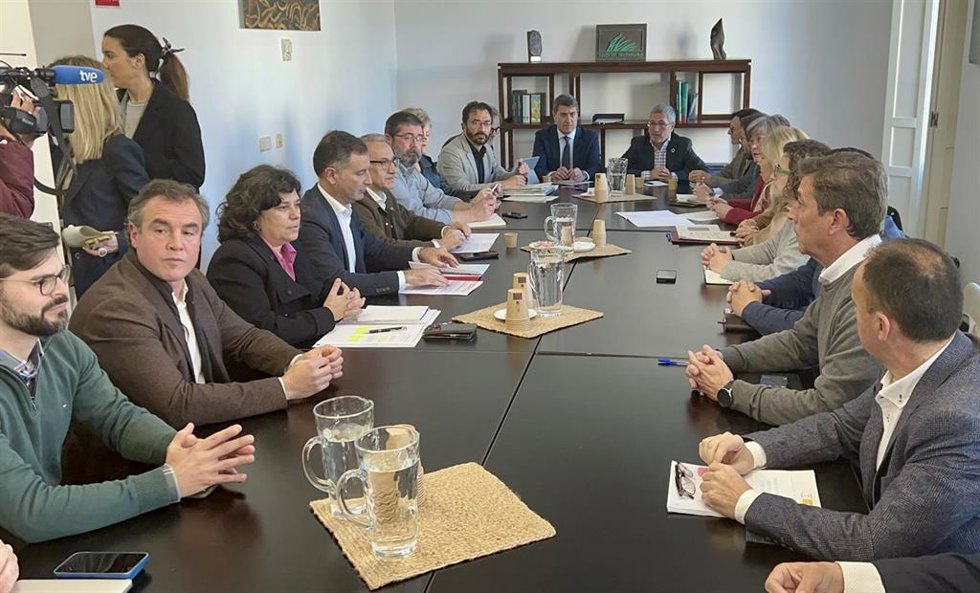 La alcaldesa de Sanlúcar, Carmen Álvarez, en la reunión con el resto de alcaldes y alcaldesas de municipios del entorno de Doñana.